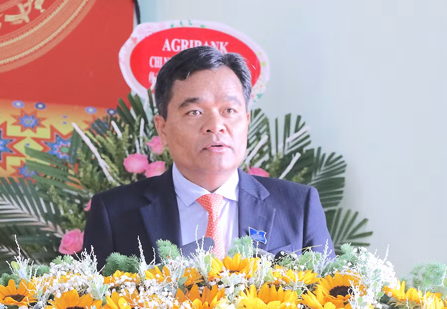  Đồng chí Hồ Văn Niên-Ủy viên dự khuyết Ban Chấp hành Trung ương Đảng, Bí thư Tỉnh ủy, Trưởng đoàn đại biểu Quốc hội tỉnh phát biểu chỉ đạo tại Đại hội đại biểu Đảng bộ huyện Đak Pơ lần thứ XVII (nhiệm kỳ 2020-2025). Ảnh: N.M