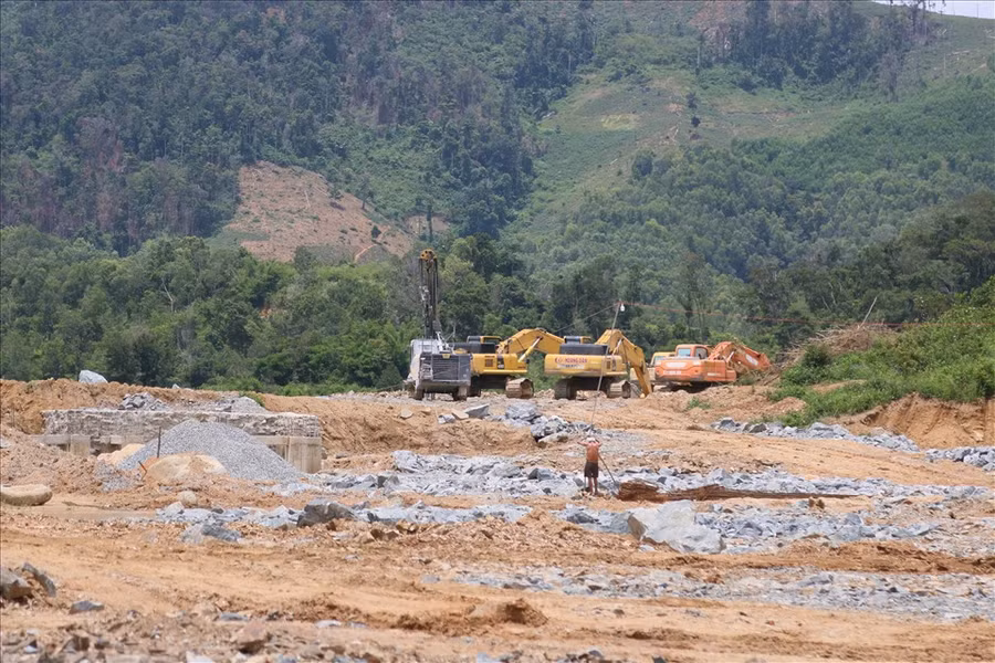 Năm 2009, Bộ NNPTNT ra quyết định phê duyệt dự án đầu tư hồ chứa nước Krông Pách thượng. Dự án này gồm 2 công trình là hồ chứa nước Krông Pách thượng và hồ chứa nước Ea Rót, đây là công trình phục vụ di dân tái định cư. Địa điểm xây dựng nằm trên hai huyện Ea Kar và Krông Pắk. Tổng mức đầu tư của đại dự án này ở thời điểm hồi năm 2009 là gần 2.900 tỉ đồng. Nhưng mãi đến 2015, đại công trình kể trên mới chính thức được khởi công, song chỉ 1 năm sau phải tạm dừng vì... hết vốn đền bù GPMB. Ảnh: Bảo Trung Năm 2009, Bộ NNPTNT ra quyết định phê duyệt dự án đầu tư hồ chứa nước Krông Pách thượng. Dự án này gồm 2 công trình là hồ chứa nước Krông Pách thượng và hồ chứa nước Ea Rót, đây là công trình phục vụ di dân tái định cư. Địa điểm xây dựng nằm trên hai huyện Ea Kar và Krông Pắk. Tổng mức đầu tư của đại dự án này ở thời điểm hồi năm 2009 là gần 2.900 tỉ đồng. Nhưng mãi đến 2015, đại công trình kể trên mới chính thức được khởi công, song chỉ 1 năm sau phải tạm dừng vì... hết vốn đền bù GPMB. Ảnh: Bảo Trung