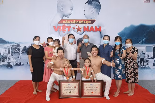 Trước đó, Quốc Cơ - Quốc Nghiệp đã làm tâm lý, tạo không khí thoải mái để hai bé vừa chơi vừa tập luyện ẢNH: VIỆT KHOA