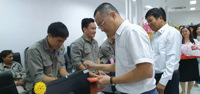 Ông Phạm Đại Dương chúc tết công nhân đang vận hành hầm đèo Cả