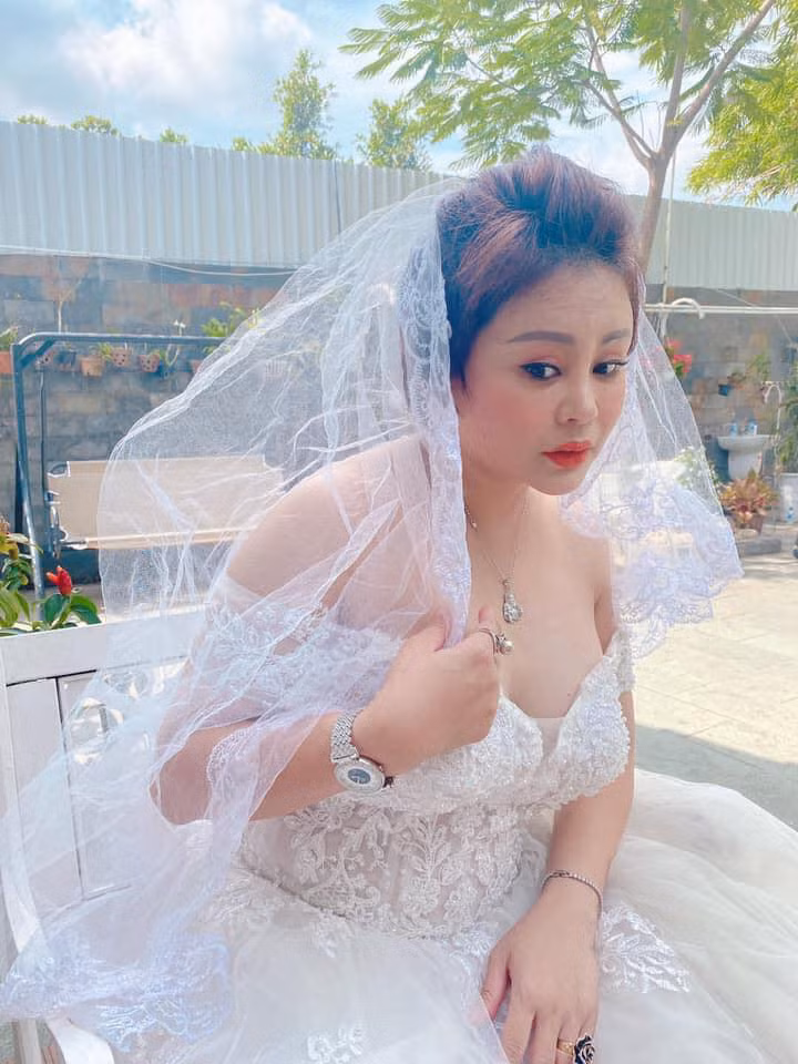 "Mỹ nhân được Hoài Linh đòi cưới" hiếm hoi hóa cô dâu quyến rũ gây "sốt" cư dân mạng.