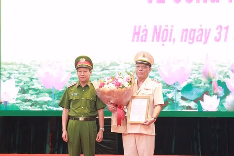 Thượng tướng Lê Quý Vương trao quyết định cho Thiếu tướng Nguyễn Hải Trung. Ảnh: Y.Hưng.