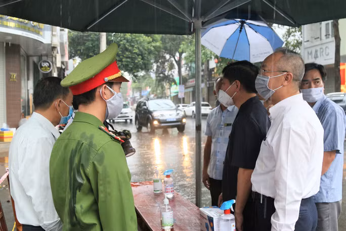 Đoàn công tác tới thăm hỏi, động viên lực lượng làm nhiệm vụ tại khu vực phong tỏa