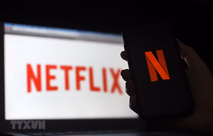 Biểu tượng Netflix trên màn hình máy tính và điện thoại di động ở Arlington, Virginia, Mỹ. (Ảnh: AFP/TTXVN)