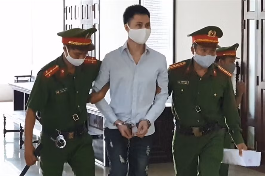 Đào Duy Cường (giữa) bị dẫn giải về trại tạm giam sau khi rút đơn. Ảnh: V.Dũng. Đào Duy Cường (giữa) bị dẫn giải về trại tạm giam sau khi rút đơn. Ảnh: V.Dũng.