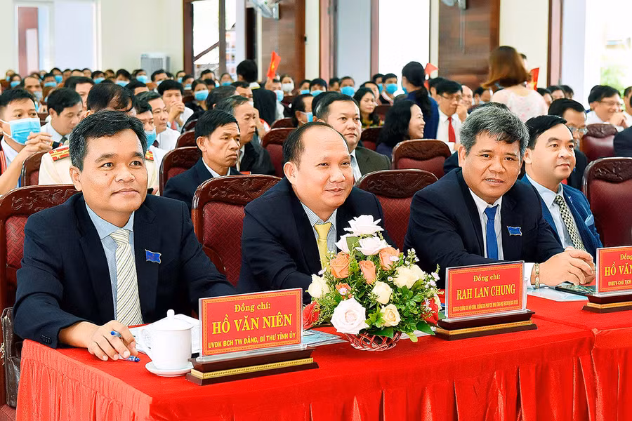 Các đồng chí lãnh đạo tỉnh tham dự đại hội. Ảnh: Đức Thụy