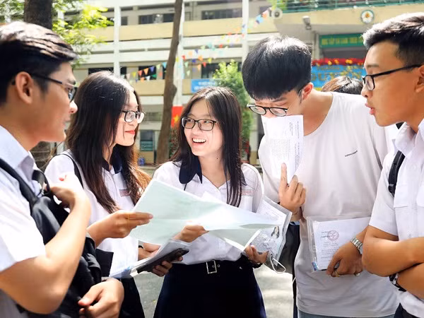 Các thí sinh đang chuẩn bị bước vào ngưỡng cửa đại học hãy cân nhắc và chọn lựa chính xác con đường mà mình nhắm đến tương lai.