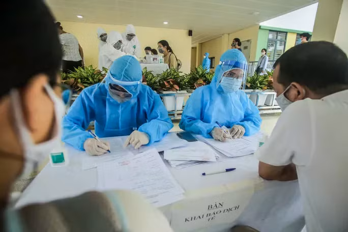 Lấy mẫu xét nghiệm cho người dân về từ Đà Nẵng - Ảnh: Ngô Nhung