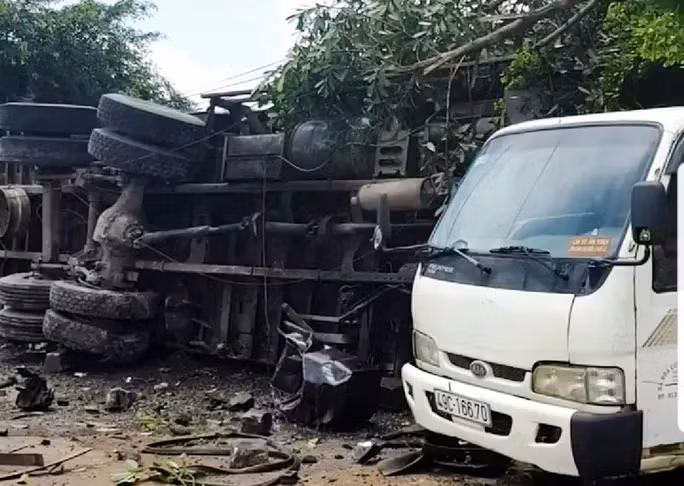 Hiện trường xe tải lật nghiêng.