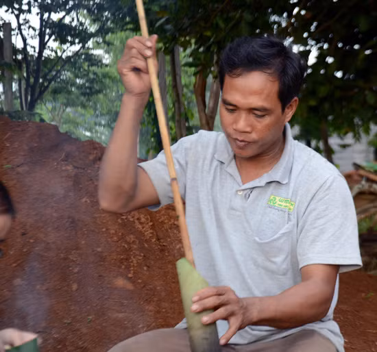 Sau khi được “nướng” chín, người nấu sẽ thụt tới thụt lui cho đến khi canh nhuyễn nhừ.