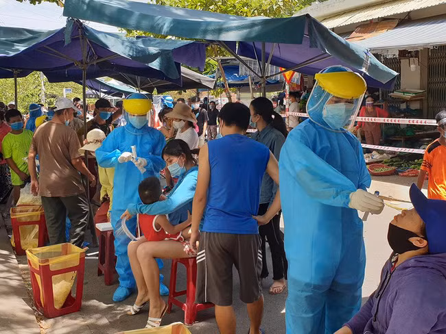 Trung tâm y tế quận Sơn Trà (Đà Nẵng) lấy mẫu xét nghiệm Covid-19 đối với tiểu thương và người đi chợ Nại Hiên Đông sáng 11/8. Ảnh: UBND phường Nại Hiên Đông.
