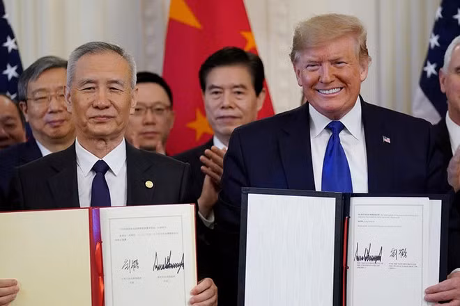 Tổng thống Mỹ Donald Trump (phải) và Phó thủ tướng Trung Quốc Lưu Hạc ký “Giai đoạn một” của thỏa thuận thương mại Mỹ-Trung tại Nhà Trắng ngày 15.1.2020 ẢNH: REUTERS