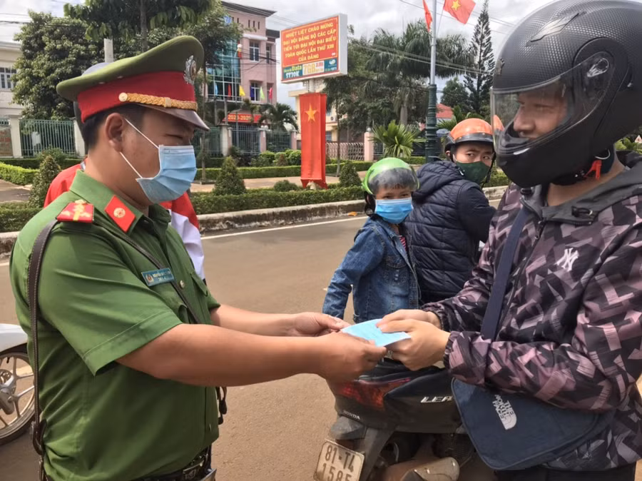 Các chiến sĩ công an tại điểm thi Trường THPT Nguyễn Bỉnh Khiêm (huyện Chư Sê) phát khẩu trang cho phụ huynh. Ảnh: Ngọc Sang Các chiến sĩ công an tại điểm thi Trường THPT Nguyễn Bỉnh Khiêm (huyện Chư Sê) phát khẩu trang cho phụ huynh. Ảnh: Ngọc Sang