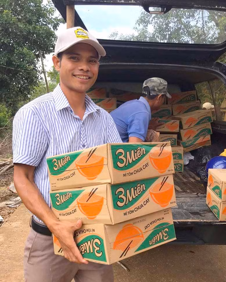 Anh Plit chuẩn bị quà để trao cho các hộ nghèo tại xã Hà Tây (huyện Chư Păh). Ảnh: Ksor H'uyên