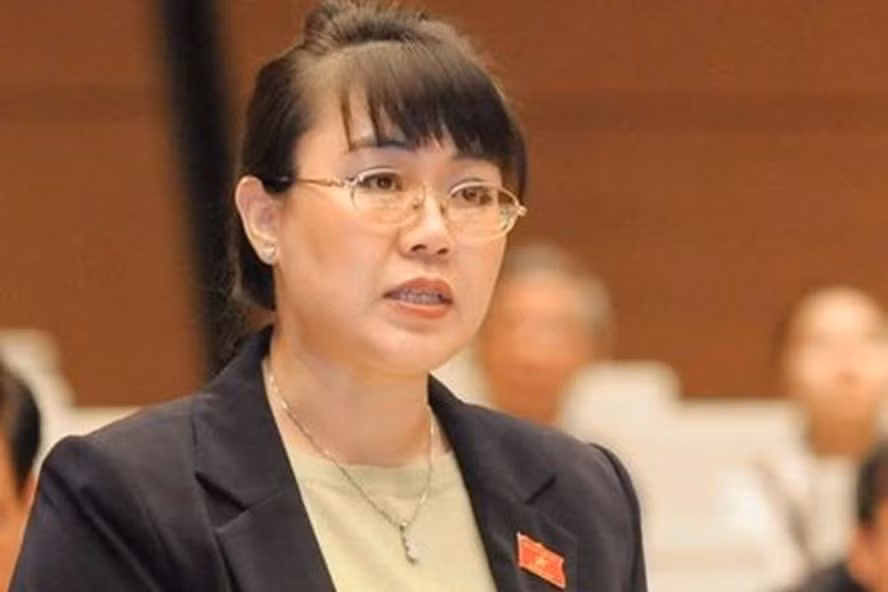 Trang Quochoi.org từng có bài viết phê phán: Từng là ĐBQH hai khóa liền, bà Hường là người am hiểu pháp luật hơn ai hết, vậy mà dù đang là công dân Việt Nam, đang làm việc ở Việt Nam nhưng bà lại mặc nhiên đăng ký thêm một quốc tịch ở nước ngoài... đó là điều không thể chấp nhận được. Trang Quochoi.org từng có bài viết phê phán: Từng là ĐBQH hai khóa liền, bà Hường là người am hiểu pháp luật hơn ai hết, vậy mà dù đang là công dân Việt Nam, đang làm việc ở Việt Nam nhưng bà lại mặc nhiên đăng ký thêm một quốc tịch ở nước ngoài... đó là điều không thể chấp nhận được.