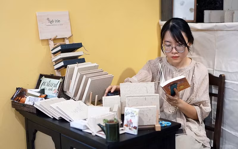Ngô Thu Huyền nghiên cứu, ứng dụng giấy dó trên các sản phẩm hiện đại.