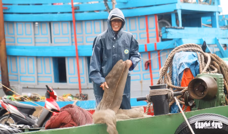 Công nhân tất bật tháo các gian hàng một hội chợ ở quảng trường Bình Minh, thị xã Cửa Lò để tránh bão - Ảnh: DOÃN HÒA