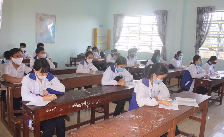  Học sinh ôn tập trước kỳ thi tốt nghiệp THPT năm 2020. Ảnh: H.S