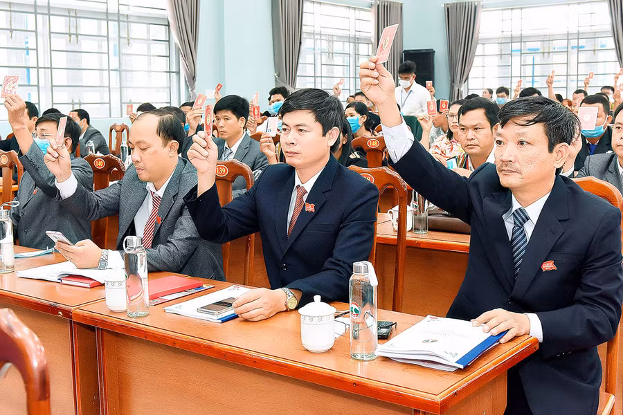 Các đại biểu biểu quyết thông qua chương trình đại hội. Ảnh: Đức Thụy Các đại biểu biểu quyết thông qua chương trình đại hội. Ảnh: Đức Thụy