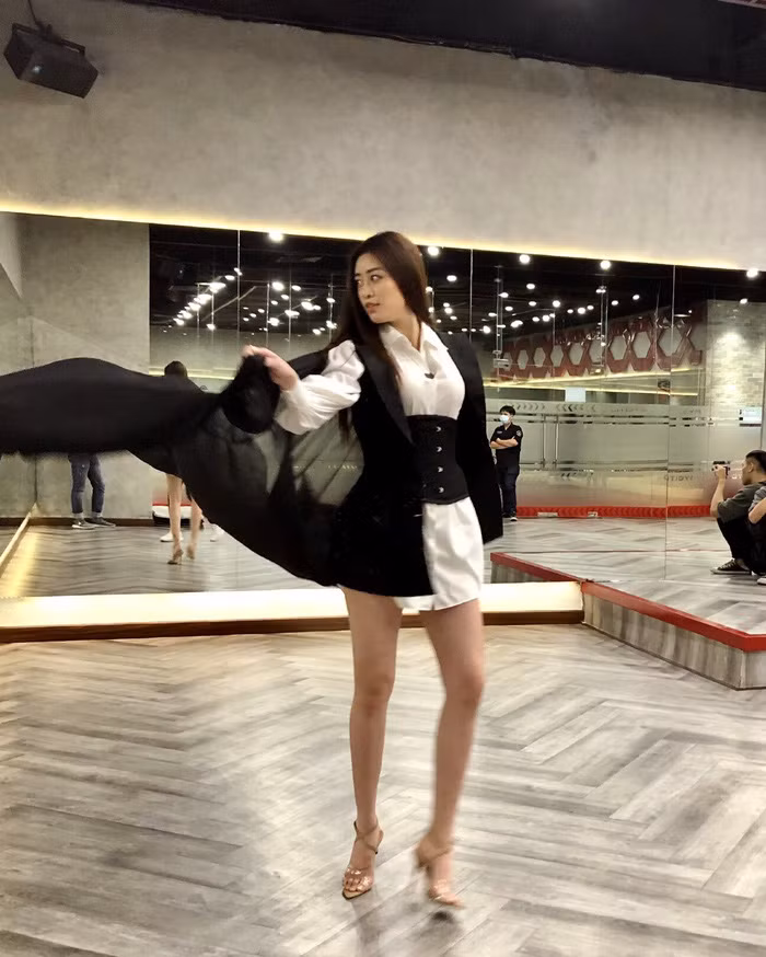  Khánh Vân luyện tập trình diễn với tà áo dài.