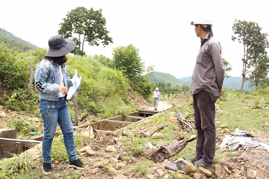 Đoàn kiểm tra chất lượng thi công kênh chính thủy lợi Plei Keo. Ảnh: Nguyễn Diệp Đoàn kiểm tra chất lượng thi công kênh chính thủy lợi Plei Keo. Ảnh: Nguyễn Diệp