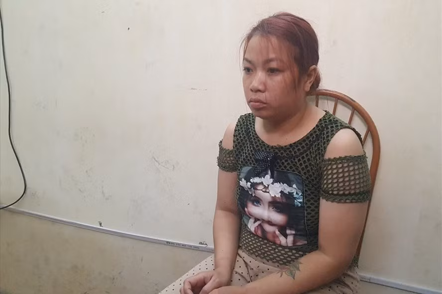 Đối tượng Nguyễn Thị Thu tại cơ quan điều tra. Ảnh: Phạm Đông