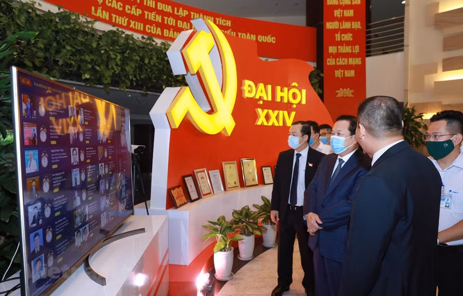 Các đại biểu tham quan khu giới thiệu các sản phẩm dịch vụ, giải pháp công nghệ thông tin của VNPT. (Ảnh: T.Q/Vietnam+)