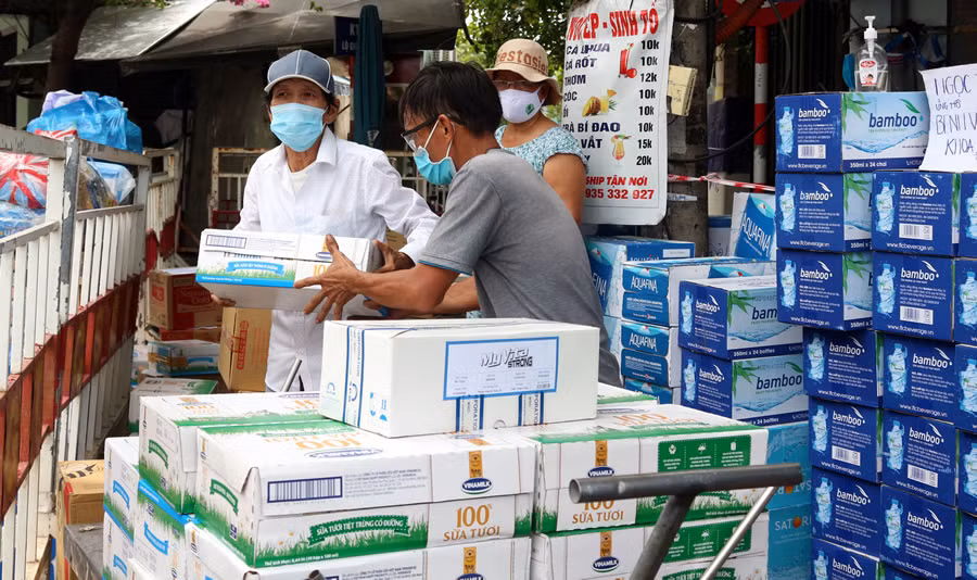 Ông Danh (phải), ông Đải vận chuyển hàng của MTQ lên xe đẩy đưa vào bệnh viện.