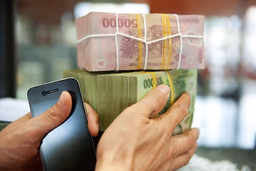 Tại một số ngân hàng, lãi suất huy động cao hơn tới 1,7% so với nhiều ngân hàng khác. Ảnh: LDO