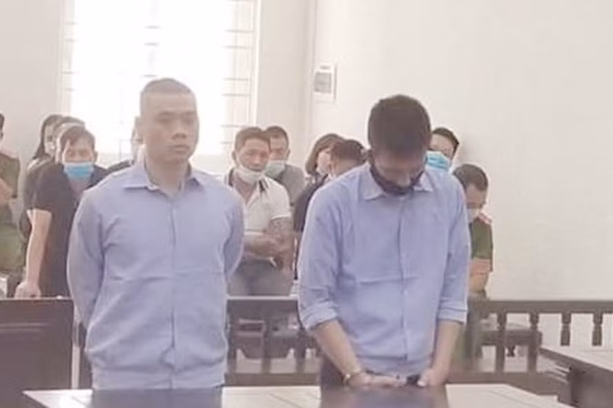 Hai kẻ trộm gây ra hàng loạt vụ đột nhập, tại phiên tòa sơ thẩm. Ảnh: L.Nhung.