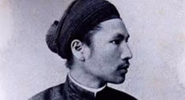  Hàm Nghi nổi tiếng về tinh thần yêu nước của triều Nguyễn. Do có tư tưởng chống Pháp, ông bị thực dân Pháp bắt đi lưu đày ở Algeria từ năm 1888 cho đến khi vua qua đời năm 1944.