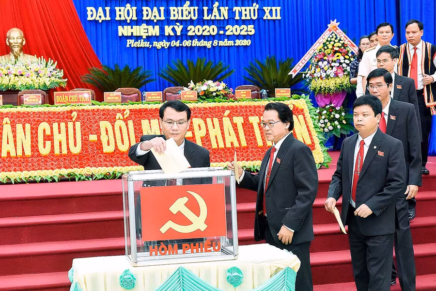 Các đại biểu bỏ phiếu bầu Ban Chấp hành Đảng bộ thành phố Pleiku. Ảnh: Đức Thụy
