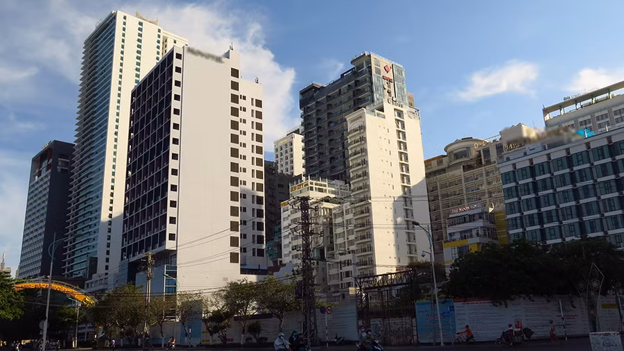 Nhiều khách sạn ồ ạt rao bán.