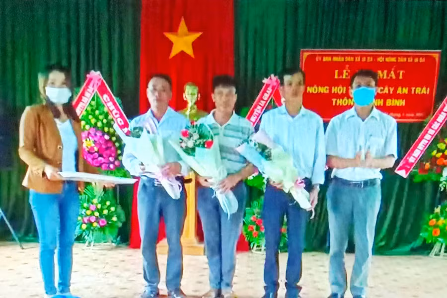 Lễ ra mắt Nông hội cây ăn trái thôn Thanh Bình, xã Ia Bă, huyện Ia Grai. Ảnh: Hoàng Cư 