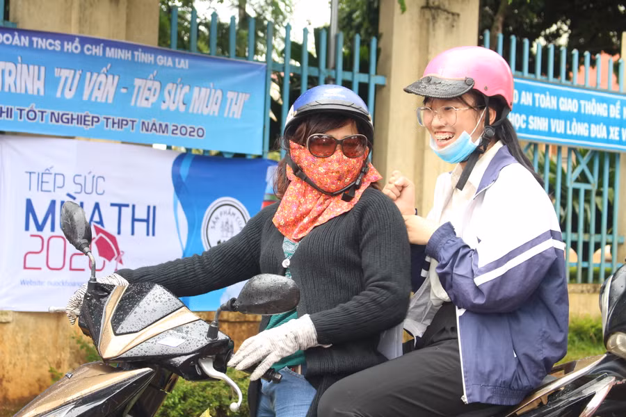 Hai mẹ con thí sinh tại điểm thi Trường THCS Nguyễn Du (TP. Pleiku) vui vẻ, nhẹ nhõm sau kỳ thi tốt nghiệp THPT thời Covid. Ảnh: Nguyễn Giang