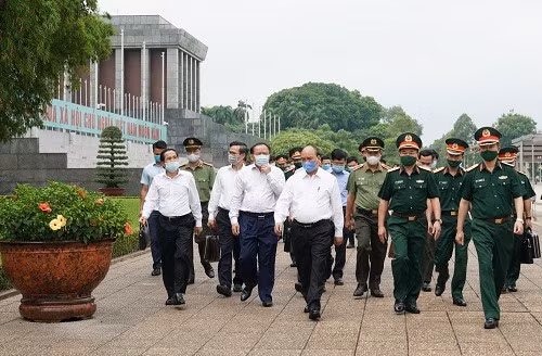 Thủ tướng kiểm tra việc tu bổ định kỳ Lăng Chủ tịch Hồ Chí Minh. Ảnh VGP 