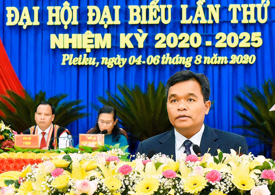 Đồng chí Hồ Văn Niên-Ủy viên dự khuyết Ban Chấp hành Trung ương Đảng, Bí thư Tỉnh ủy, trưởng đoàn đại biểu quốc hội phát biểu chỉ đạo tại đại hội (2)