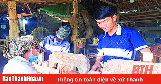 Anh Lê Văn Khởi kiểm tra sản phẩm trước khi đưa ra thị trường tiêu thụ.