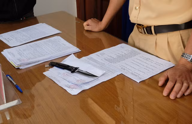 Dao tịch thu của "quái xế" học sinh - Ảnh: ĐỨC THỌ Dao tịch thu của