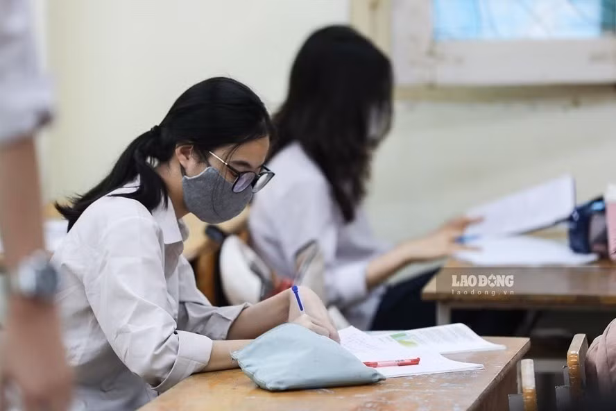 Kỳ thi tốt nghiệp THPT luôn được coi là một gánh nặng tốn kém, lãng phí với 