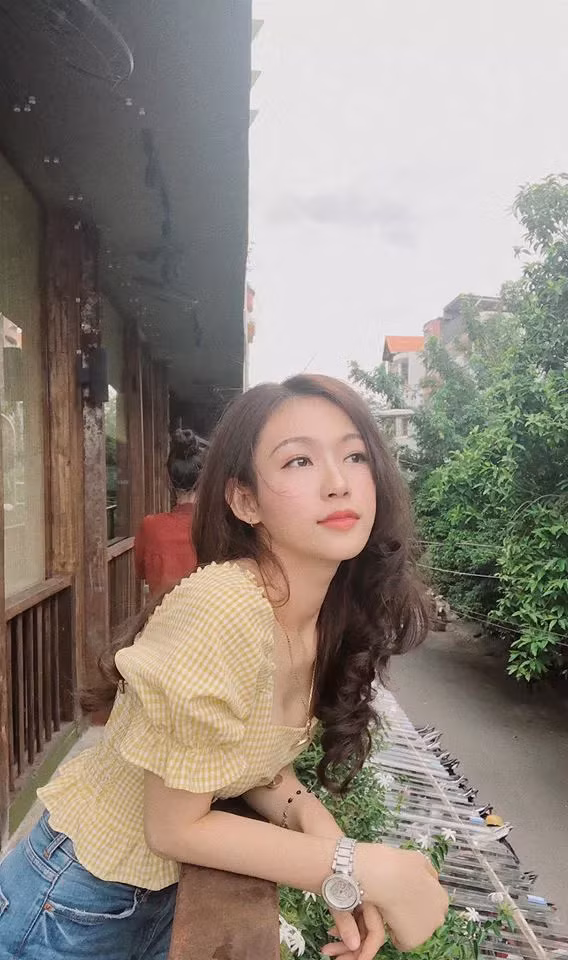 Ngoài nhan sắc xinh đẹp, nữ sinh này 12 năm là học sinh khá, giỏi. Minh Anh tự tin giao tiếp thành thạo tiếng Anh và tiếng Pháp.
