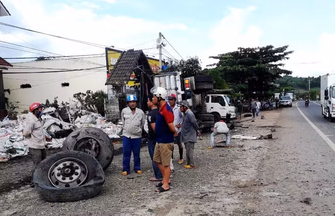 Nhiều người dân bàng hoàng trước vụ tai nạn xe tải tông chết người đàn ông đang đứng trước vỉa hè.