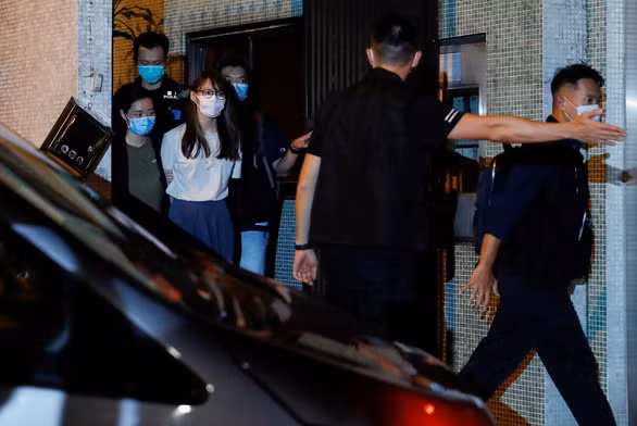  Agnes Chow (áo trắng) bị lực lượng an ninh Hong Kong bắt giữ tối 10-8 - Ảnh: REUTERS