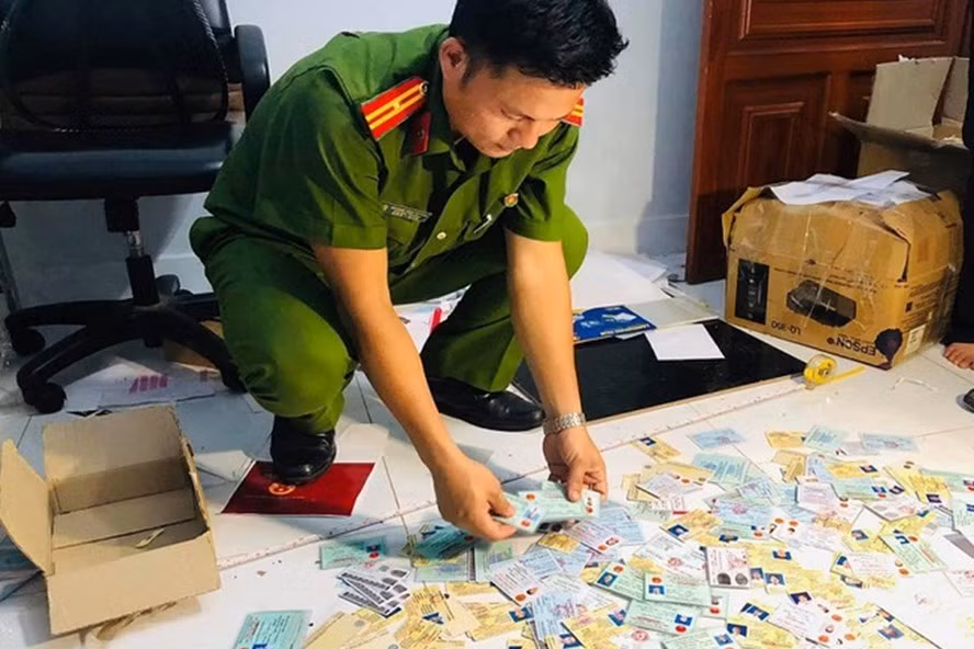 Đường dây giấy tờ giờ giả do Công an Đồng Nai bóc gỡ. Ảnh: Công an cung cấp Đường dây giấy tờ giờ giả do Công an Đồng Nai bóc gỡ. Ảnh: Công an cung cấp