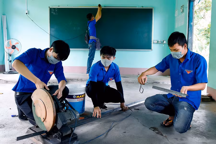 Ngay sau lễ ra quân, các bạn đoàn viên thanh niên đã tham gia thực hiện một số công trình, phần việc đầu tiên của các chương trình, chiến dịch hè tình nguyện như tử sửa trường tiểu học học Kim Đồng huyện Phú Thiện.