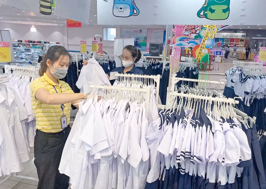  Khách hàng lựa chọn đồng phục học sinh tại Siêu thị Co.op Mart Pleiku. Ảnh: T.N