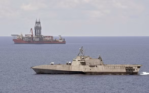  Tàu chiến Mỹ USS Gabrielle Giffords di chuyển gần tàu khoan thăm dò West Capella của Malaysia ngày 12-5. Ảnh: Hải quân Mỹ