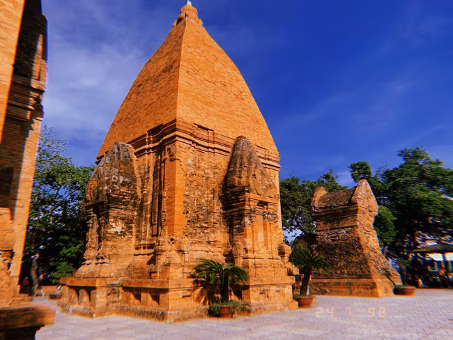 Đền tháp thuộc quần thể tháp Bà Ponagar. Các tháp đều được xây dựng khá giống nhau (từ chân tháp đến gần đỉnh tháp được xây thẳng tắp, vị trí trên cùng của tháp được xây theo hình chóp), chỉ khác kích thước.