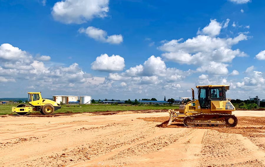 Nhà thầu gấp rút thi công hệ thống thoát nước tuyến đường chính Khu Công nghiệp Nam Pleiku. Ảnh: Hà Duy Nhà thầu gấp rút thi công hệ thống thoát nước tuyến đường chính Khu Công nghiệp Nam Pleiku. Ảnh: H.D