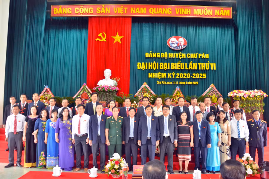 Ban Chấp hành Đảng bộ Huyện Chư Păh khóa VI, nhiệm kỳ 2020-2025 ra mắt nhận nhiệm vụ tại Đại hội. Ảnh: Phương Linh
